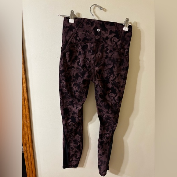 Lululemon Train Times Pant 25" in Mini Dusk Floral Antique Bark Black / Black - Picture 5 of 6